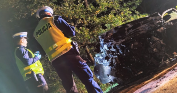 Policjanci z Pszczyny pod nadzorem prokuratury wyjaśniają okoliczności wypadku, do którego doszło w Jankowicach. Zginęło dwóch mężczyzn. Kierujący audi a4 z nieustalonych przyczyn zjechał na przeciwległy pas ruchu i doprowadził do czołowego zderzenia z jadącym z naprzeciwka kierowcą fiata punto