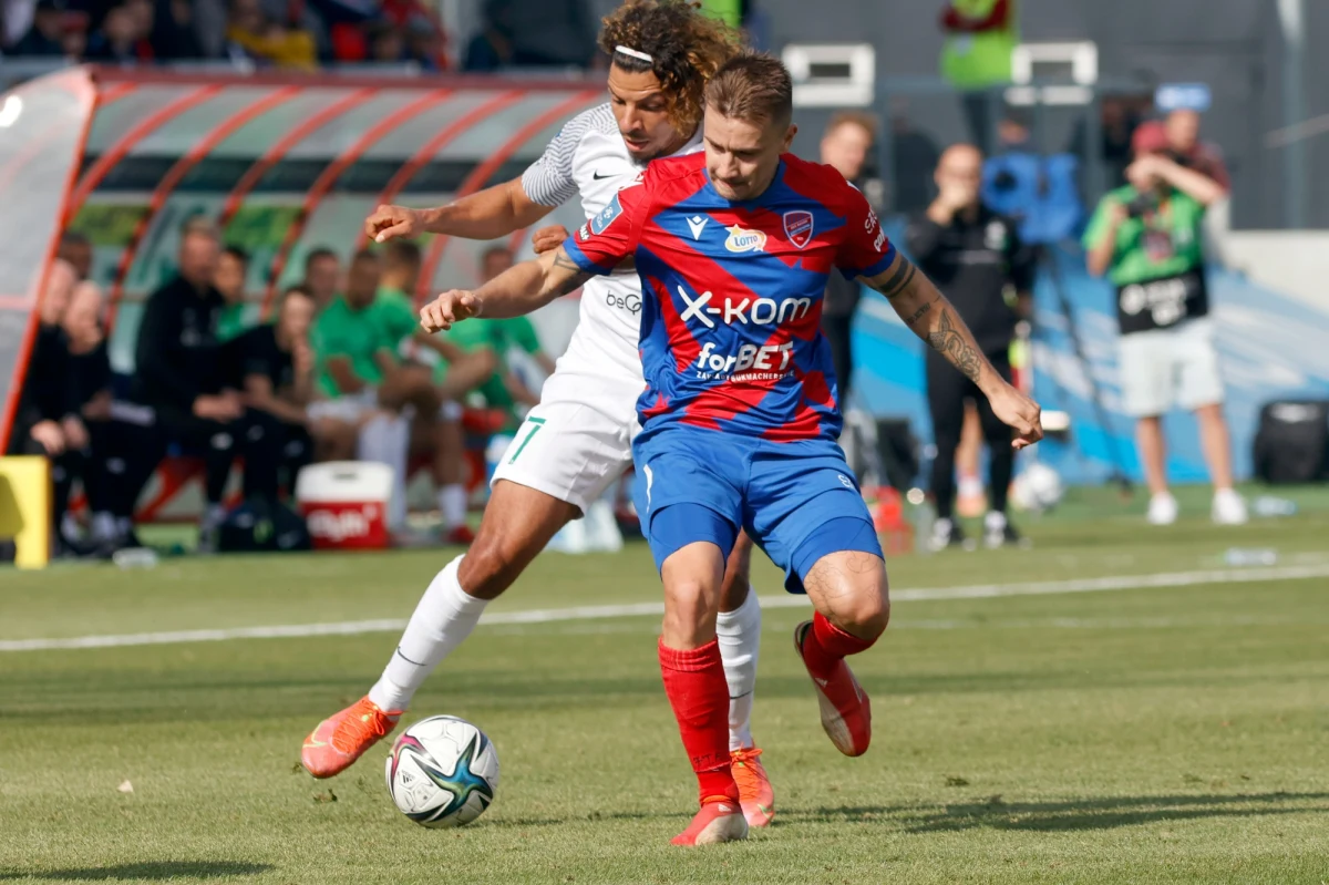 Po dwóch remisach, w trzecim meczu przed własną publicznością piłkarze Rakowa odnieśli zwycięstwo. Warta tylko w początkowej fazie meczu była w stanie dotrzymać kroku wicemistrzom Polski, a bramki zdobyte przez gospodarzy tuż przed przerwą i zaraz po niej definitywnie rozwiały nadzieje poznaniaków na korzystny rezultat.