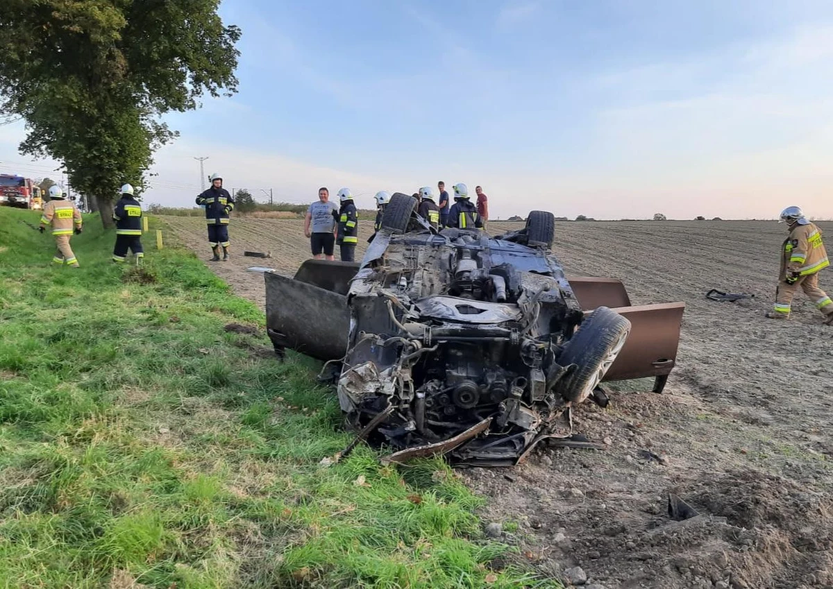 Dwie osoby zostały ranne w wypadku na drodze krajowej nr 11 Kluczbork - Kępno na Opolszczyźnie. W miejscowości Gotartów-Krzywizna samochód osobowy wypadł z jezdni i dachował. 