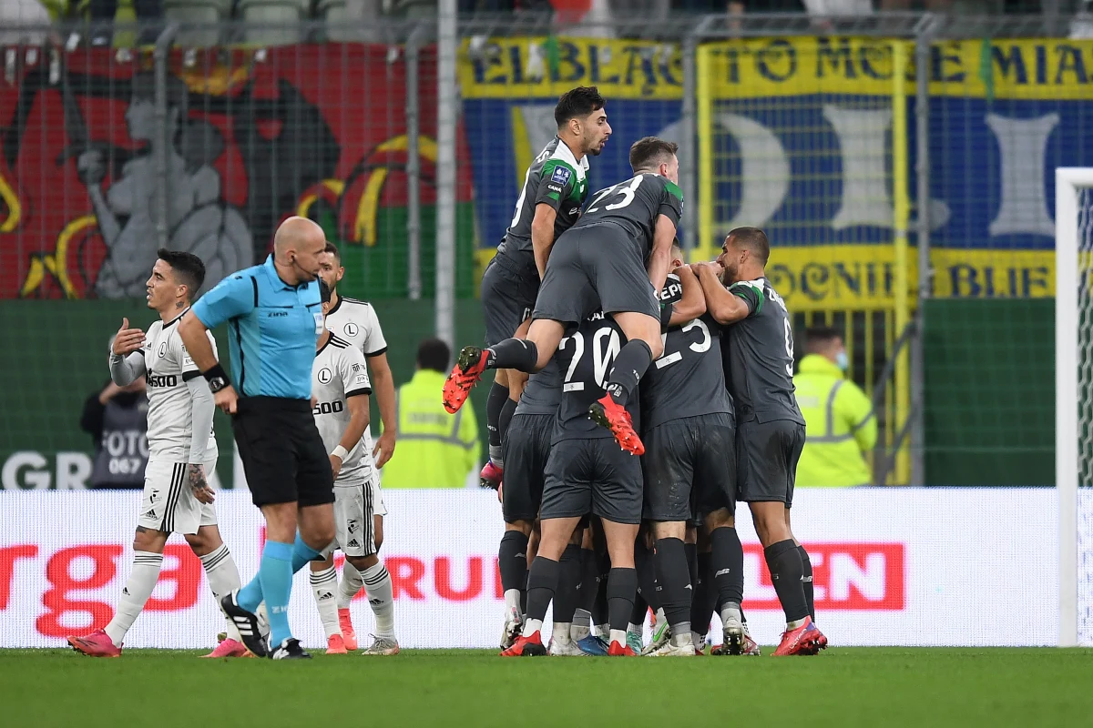 Lechia po świetnej grze pokonała na własnym stadionie Legię 3:1. Pod wodzą trenera Tomasza Kaczmarka, który 1 września przejął zespół, gdańszczanie spisują się rewelacyjnie - zanotowali cztery zwycięstwa, w tym jedno w Pucharze Polski, oraz remis.