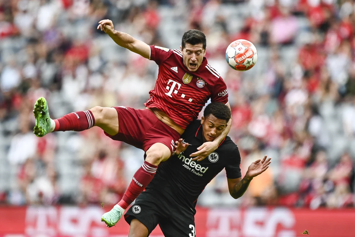 Bayern Monachium sensacyjnie przegrał na własnym boisku z Eintrachtem Frankfurt 1:2 w 7. kolejce niemieckiej ekstraklasy piłkarskiej. To pierwsza porażka obrońców tytułu w tym sezonie. Robert Lewandowski w drugim z rzędu meczu ligowym nie strzelił gola.