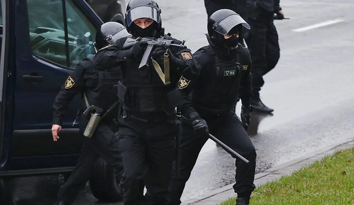 Białoruskie KGB identyfikuje dziennie ponad 200 autorów negatywnych komentarzy na temat śmierci oficera KGB w Mińsku - poinformował wiceminister spraw wewnętrznych Hiennadij Kazakiewicz. 