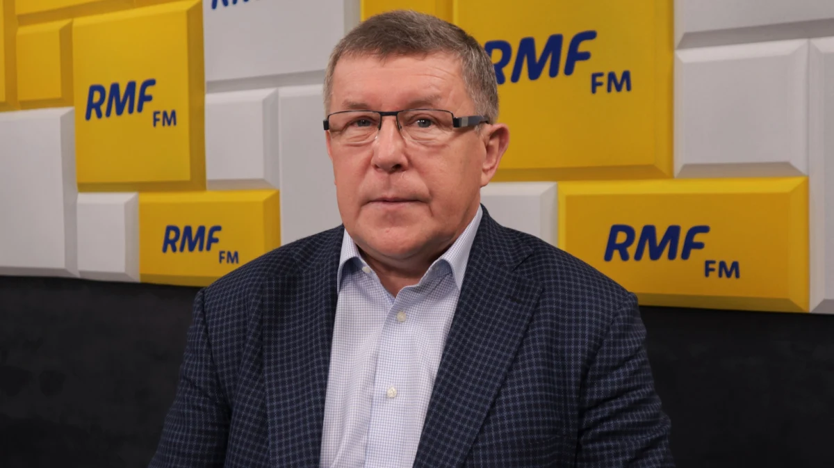 "Propozycja Donalda Tuska w Płońsku, aby wpisać do konstytucji zasady wyjścia z Unii Europejskiej zabrzmiała poważnie. Jesteśmy gotowi rozmawiać" – powiedział w Porannej rozmowie w RMF FM Zbigniew Kuźmiuk. "Obawiamy się tylko, że była to zagrywka PR, a w zagrywkach PR-owskich nie chcemy uczestniczyć" – dodał europoseł Prawa i Sprawiedliwości. Według gościa Roberta Mazurka „Donald Tusk chce karać swoich posłów za jakikolwiek kontakt z politykami PiS”. 