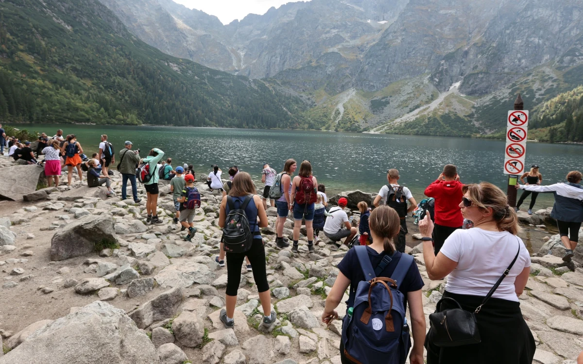 Turyści wybierający się w poniedziałek do Morskiego Oka w Tatrach muszą się liczyć z utrudnieniami związanymi z remontem tego popularnego szlaku. Droga będzie zamknięta dla pojazdów - informuje Tatrzański Park Narodowy (TPN).
