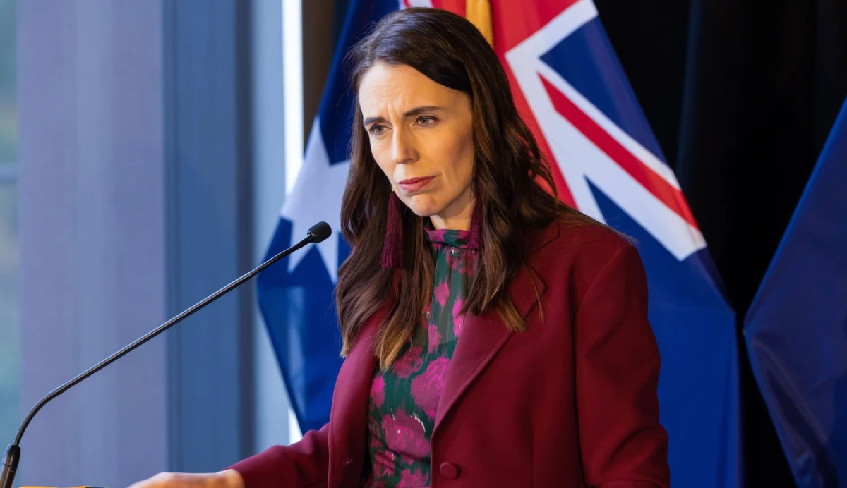 Rząd Jacindy Ardern ogłosił, że kompletne wyeliminowanie koronawirusa jest niemożliwe - poinformowała agencja Associated Press. W związku z tym władze zamierzają łagodzić restrykcje. Nowa Zelandia przez długi czas prowadziła tzw. politykę zero covid, która wiązała się z wprowadzaniem surowych ograniczeń w przypadku wykrycia nowych ognisk zakażeń. 