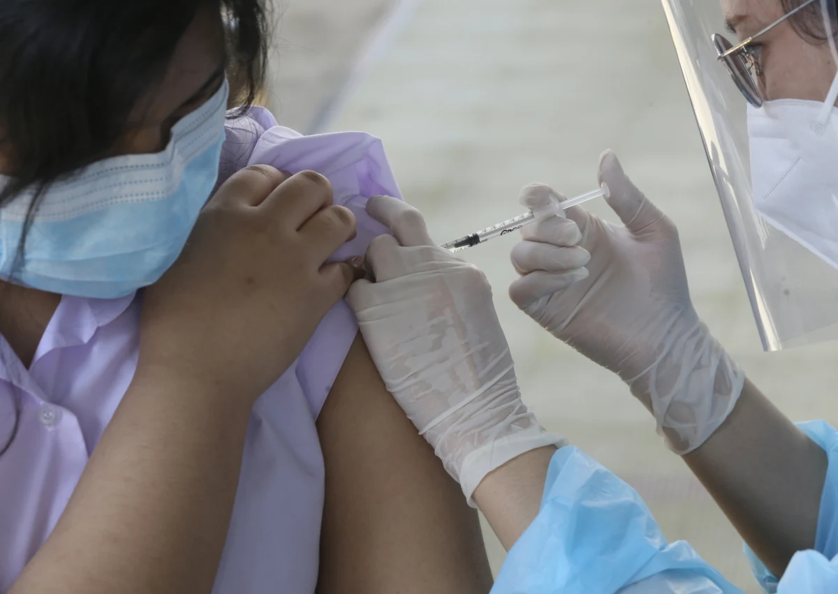 Trzecia dawka szczepionki przeciw koronawirusowi będzie łatwiej dostępna dla kolejnych grup - tak zapowiada w RMF FM szef rządowej Rady Medycznej profesor Andrzej Horban. Niezmienny jednak pozostaje warunek, że można przyjąć najwcześniej pół roku po ostatnim szczepieniu przeciw Covid-19.