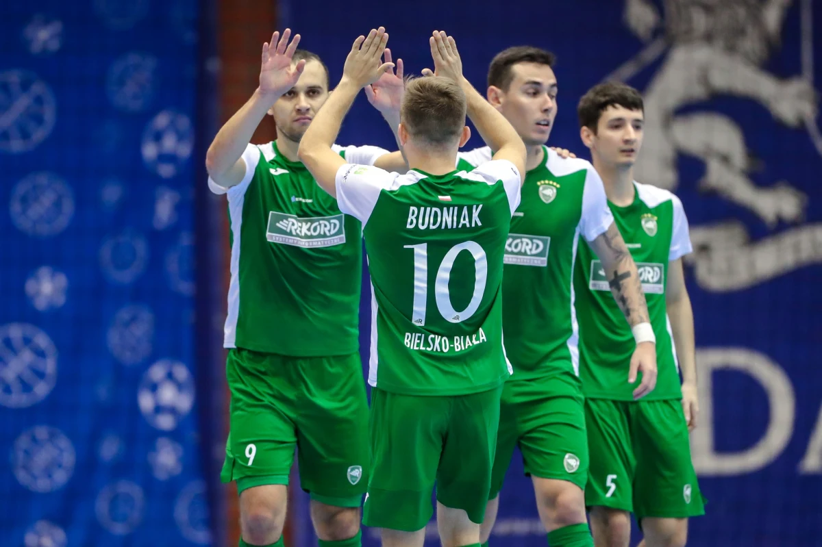 Zaledwie cztery kolejki STATSCORE Futsal Ekstraklasy wystarczyły, aby czołówka ligi wyrobiła sobie bezpieczną przewagę nad resztą stawki. Z kompletem punktów pozostają wciąż trzy zespoły - Rekord Bielsko-Biała, Legia Warszawa oraz Piast Gliwice.