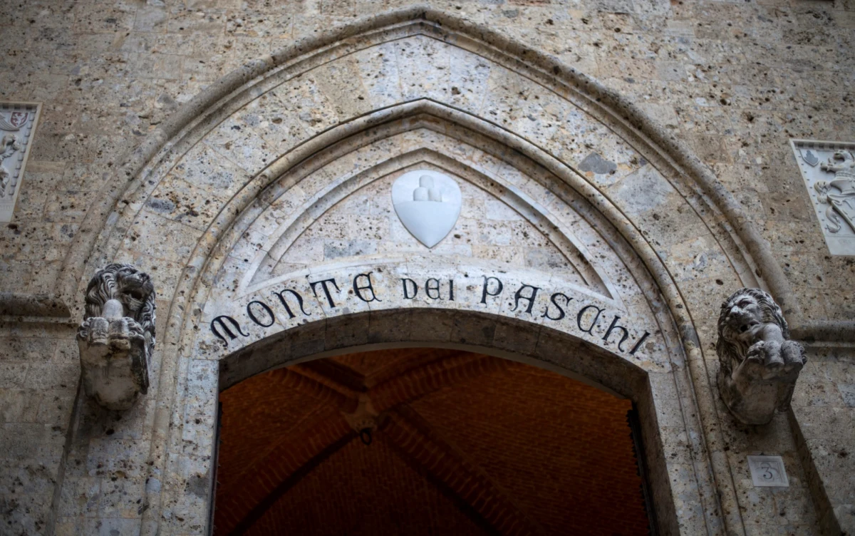Monte dei Paschi di Siena to najstarszy bank świata, założony na terenie dzisiejszych Włoch jeszcze w 1472 roku. W przyszłym roku obchodziłby 550. rocznicę istnienia, ale do niej nie dojdzie, gdyż lata dzień zostanie wchłonięty przez UniCredit.