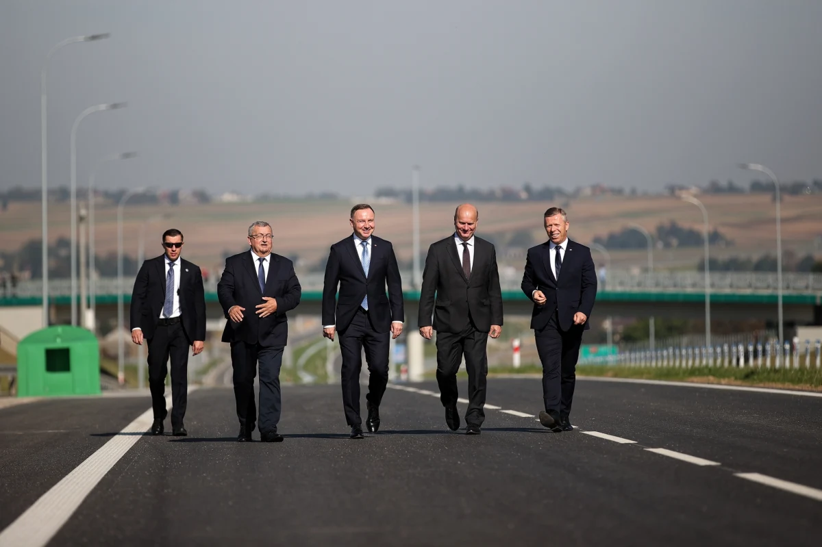 Ponad 13-kilometrowy odcinek drogi ekspresowej S7 od węzła Widoma do węzła Szczepanowice w woj. małopolskim został w poniedziałek otwarty dla samochodów. To skróci czas przejazdu między Krakowem i Warszawą.