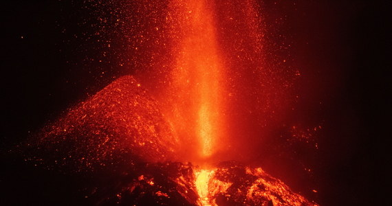 Część krateru aktywnego od ponad dwóch tygodni wulkanu Cumbre Vieja osunęła się w nocy z niedzieli na poniedziałek. Spowodowało to większy wylew lawy na kanaryjskiej wyspie La Palma - poinformował Departament ds. Bezpieczeństwa Narodowego (DSN) Hiszpanii.
