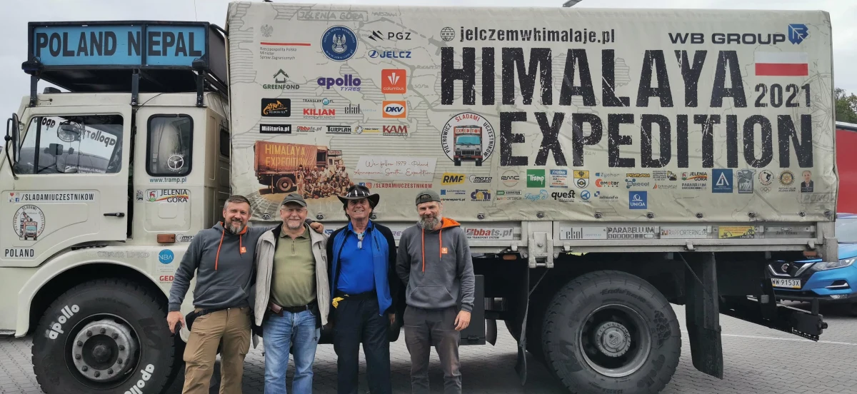 ​10 tys. km - taki dystans dzieli Jelenia Górę od Katmandu w Nepalu i taki dystans pokonał Jelonek, czyli odrestaurowany Jelcz, taki sam jak te, które woziły bagaże i zaopatrzenie wielkich polskich wypraw himalajskich w latach 70. i 80. Tym razem do celu nie udało się dotrzeć, zaogniona sytuacja w Afganistanie sprawiła, że także Pakistan stał się przeszkodą nie do pokonania. Ostatecznie wyprawa zawróciła z Iranu i przez Turcję, Rumunię, Węgry i Słowację powróciła do Jeleniej Góry, ale zaplanowany dystans 10 tys. km został pokonany. Po drodze w Krakowie ekipa spotkała się z dziennikarzem RMF FM.