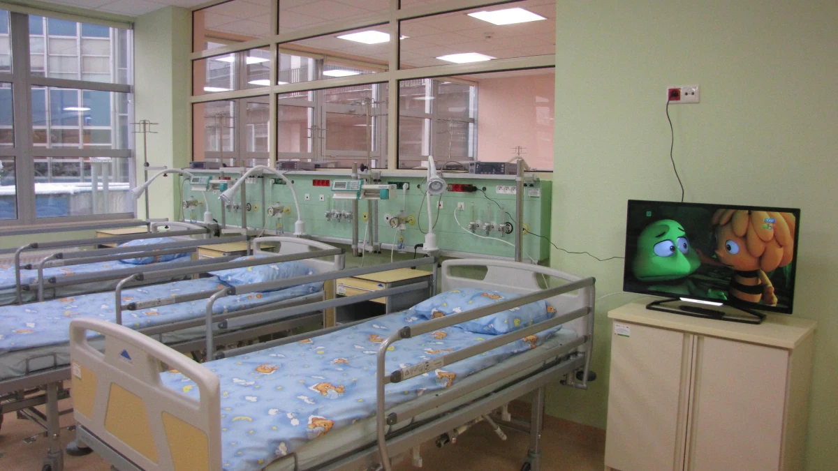 Złożenie wypowiedzeń przez 26 lekarzy specjalistów w Uniwersyteckim Szpitalu Dziecięcym w Krakowie-Prokocimiu oznacza, że na początku roku pracę wstrzyma część oddziałów – wynika z informacji przekazanych w poniedziałek przez Ogólnopolski Związek Zawodowy Lekarzy (OZZL).