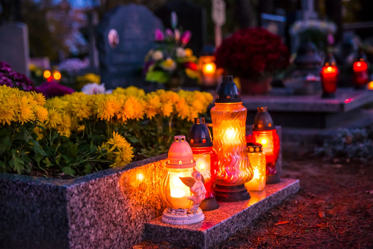 "W tym roku nie przewidujemy podejmowania decyzji z dnia na dzień" - powiedział minister zdrowia Adam Niedzielski o rekomendacjach dot. ewentualnego zamknięcia cmentarzy 1 listopada. "Zabezpieczenia organizacyjne i zdrowotne nie uzasadniają podejmowania tak drastycznych decyzji" - dodał.