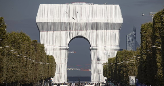 W Paryżu rozpoczęło się rozpakowywanie Łuku Triumfalnego. Słynny zabytek w połowie września został owinięty srebrno-niebieską folią. Koszt instalacji to 14 milionów euro.