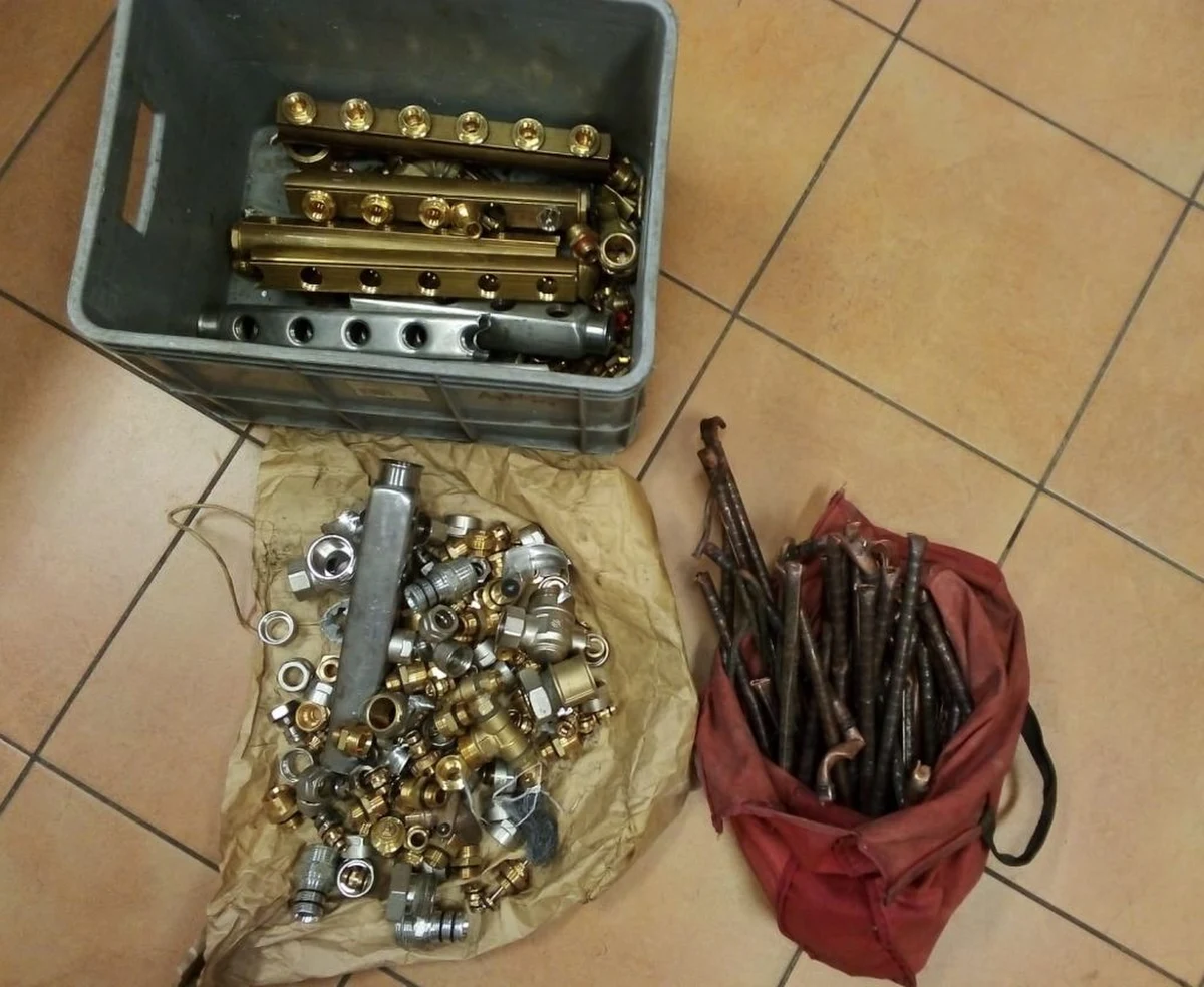 Policjanci z komisariatu w Radymnie ustalili i zatrzymali dwóch mężczyzn - ojca i syna, podejrzanych o włamanie do budynku gospodarczego i do nowo wybudowanego domu na terenie Radymna. Zatrzymani 61 i 35-latek ukradli elementy instalacji hydraulicznej centralnego ogrzewania oraz uszkodzili mienie o łącznej wartości ponad 60 tys. zł. Starszy z mężczyzn w trakcie zatrzymania znieważył funkcjonariusza oraz kierował pod jego adresem groźby karalne. Policjanci odzyskali cześć skradzionego mienia.