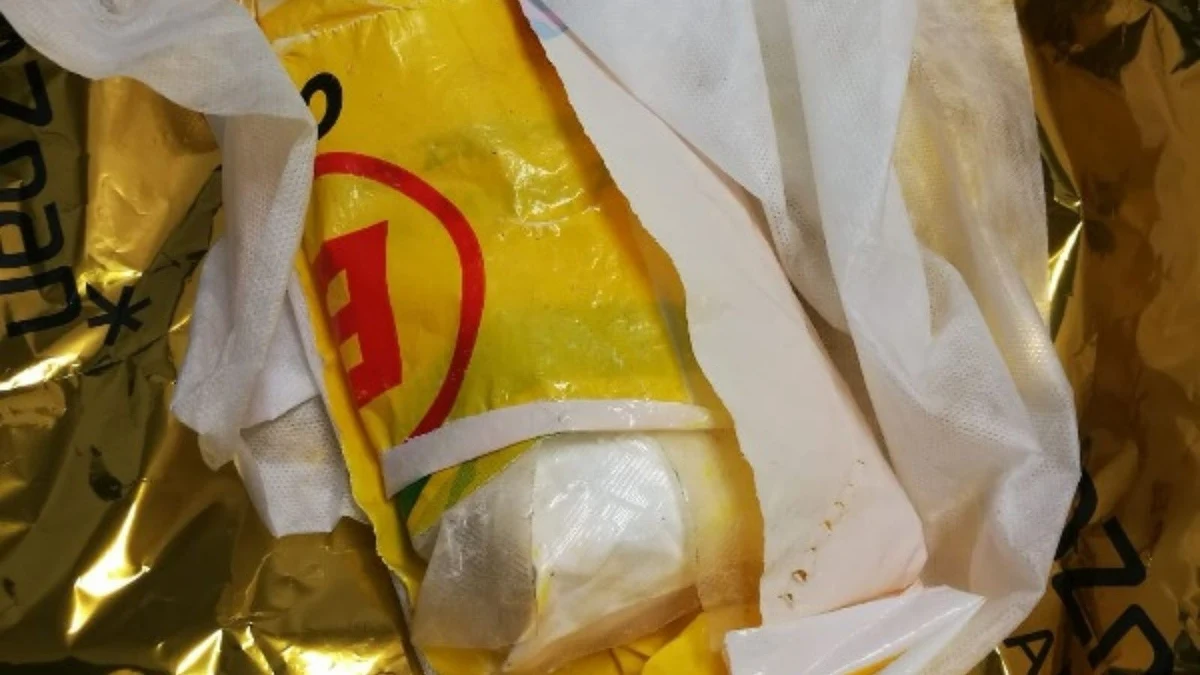 Policjanci z Komisariatu Policji Poznań – Północ zatrzymali mężczyznę za posiadanie znacznej ilości narkotyków. Blisko 800 gramów amfetaminy 42-latek miał schowane w domowej lodówce. Poznaniak usłyszał już zarzuty, a decyzją sądu najbliższe 3 miesiące spędzi w tymczasowym areszcie.