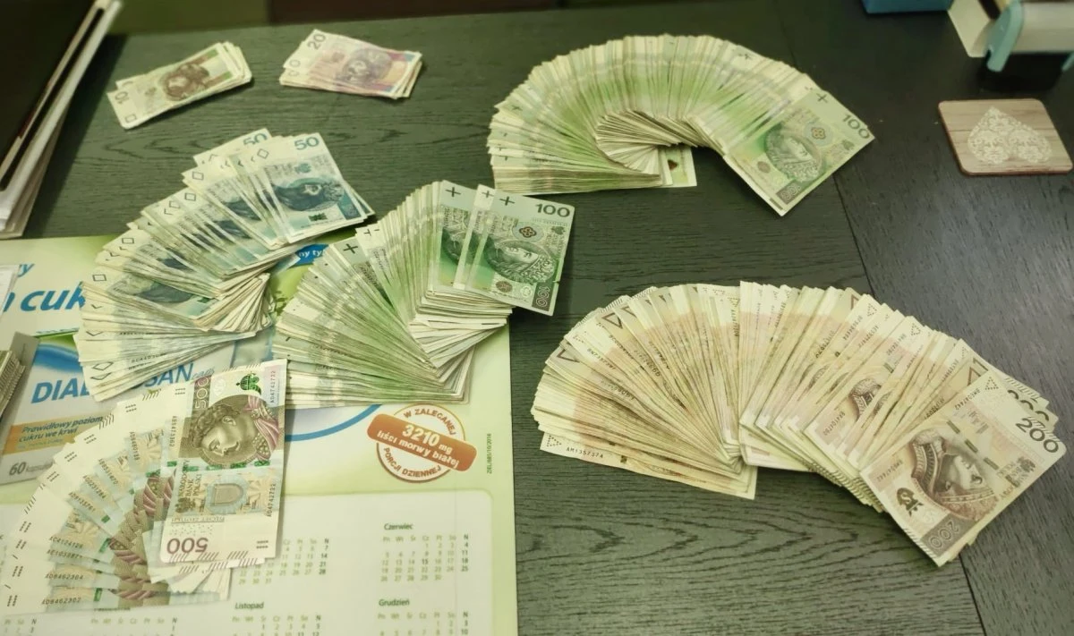 Policjanci z Piły (woj. wielkopolskie) zakończyli sprawę kradzieży 12 pojazdów o wartości ponad 2 mln zł. Do kradzieży dochodziło na terenie całej Polski na przełomie 2019 i 2020 roku. W sprawie zatrzymano łącznie trzy osoby, którym przedstawiono ponad 30 zarzutów.