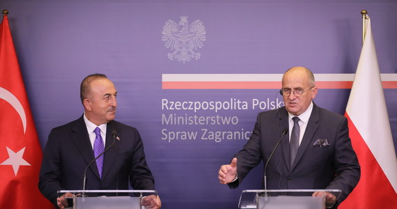 ​Minister spraw zagranicznych Turcji zaproponował pomoc w sprawie nielegalnej migracji obywateli państw arabskich z Białorusi; pomoc ta będzie sprowadzać się do współpracy naszych wywiadów, wspólnego rozpoznania zagrożeń i kanałów przerzutów - powiedział na konferencji prasowej szef MSZ Zbigniew Rau.