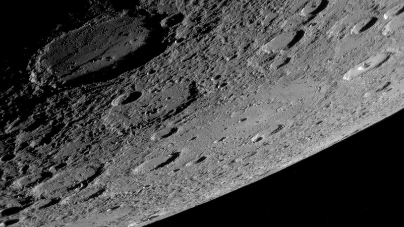 Niebawem rozpoczną się największe w historii badania planety Merkury, która znajduje się najbliżej Słońca, a pomimo tego faktu, jej powierzchnia potrafi być chłodniejsza od niektórych regionów Ziemi. Odkryto tam bowiem lód.