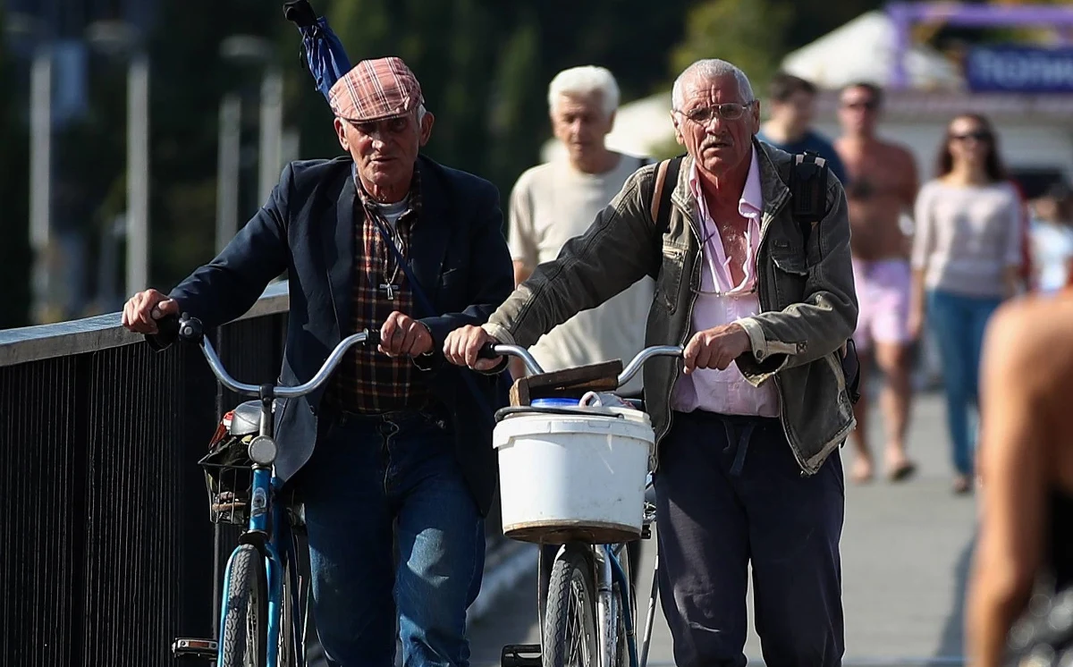 ​Dla polskich seniorów rok 2022 będzie rekordowy pod względem podwyżek świadczeń. Niektórzy w całym roku zauważą na koncie nawet 5 tys. zł rocznie więcej. Tak dużych podwyżek rent i emerytur jeszcze nie było - informuje we wtorek "Super Express".
