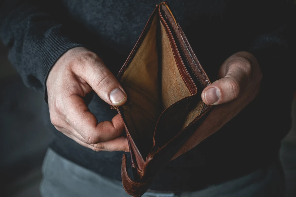 Polacy poniżej 35. roku życia są zadłużeni na 6 mld zł; w ciągu ostatniego roku pandemii ich nieuregulowane zobowiązania wzrosły o 0,5 mld zł, zwiększyła się też liczba dłużników - wynika danych Krajowego Rejestru Długów.