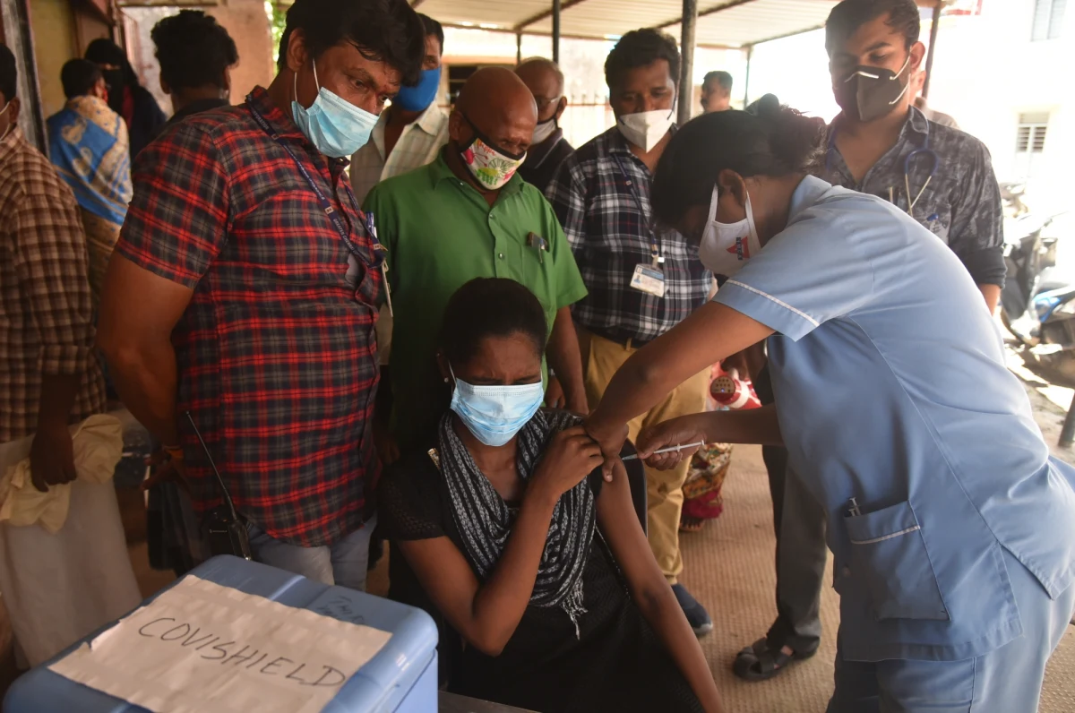 Sąd Najwyższy Indii zatwierdził decyzję rządu o wypłacie 50 tys. rupii (674 dolary) odszkodowania za każdy zgon związany z Covid-19 - podała BBC w poniedziałek. Według oficjalnych danych w Indiach zarejestrowano dotąd ponad 447 tys. przypadków śmiertelnych na skutek Covid-19. Eksperci uważają, że rzeczywisty bilans może być nawet 10 razy wyższy.