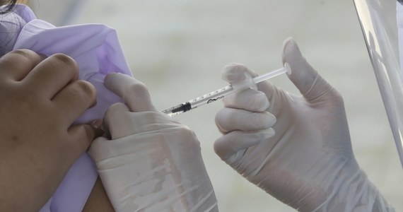 Skuteczność szczepionki Pfizer/BioNTech przeciwko Covid-19 spada po pół roku od podania drugiej dawki do 47 proc. z 88 proc. - poinformowała w poniedziałek Agencja Reutera, powołując się na najnowsze wyniki badań.