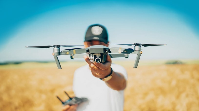 Niebawem właściciele dronów będą musieli liczyć się z kolejnymi wydatkami. Oprócz ubezpieczenia, obowiązkowe będzie OC. Ma ono przypominać te z samochodów. Urzędnicy chcą też wprowadzić surowe kary za bagatelizowanie nowego prawa.