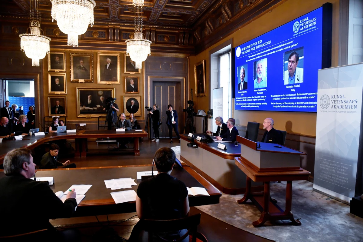 Królewska Szwedzka Akademia Nauk przyznała tegoroczną nagrodę Nobla w dziedzinie fizyki za "przełomowy wkład w rozumienie złożonych układów fizycznych". Połowa nagrody trafia do Syukuro Manabe z Princeton University i Klausa Hasselmanna z Max Planck Institute for Meteorology w Hamburgu za "modelowanie fizyczne klimatu Ziemi, opis jego zmienności i wiarygodną prognozę procesów jego ocieplania". Z kolei Giorgio Parisi z Uniwersytetu La Sapienza w Rzymie został wyróżniony drugą połową nagrody Nobla za odkrycie zależności stanu nieuporządkowania i fluktuacji w układach fizycznych w skali od układów atomowych, po planetarne.