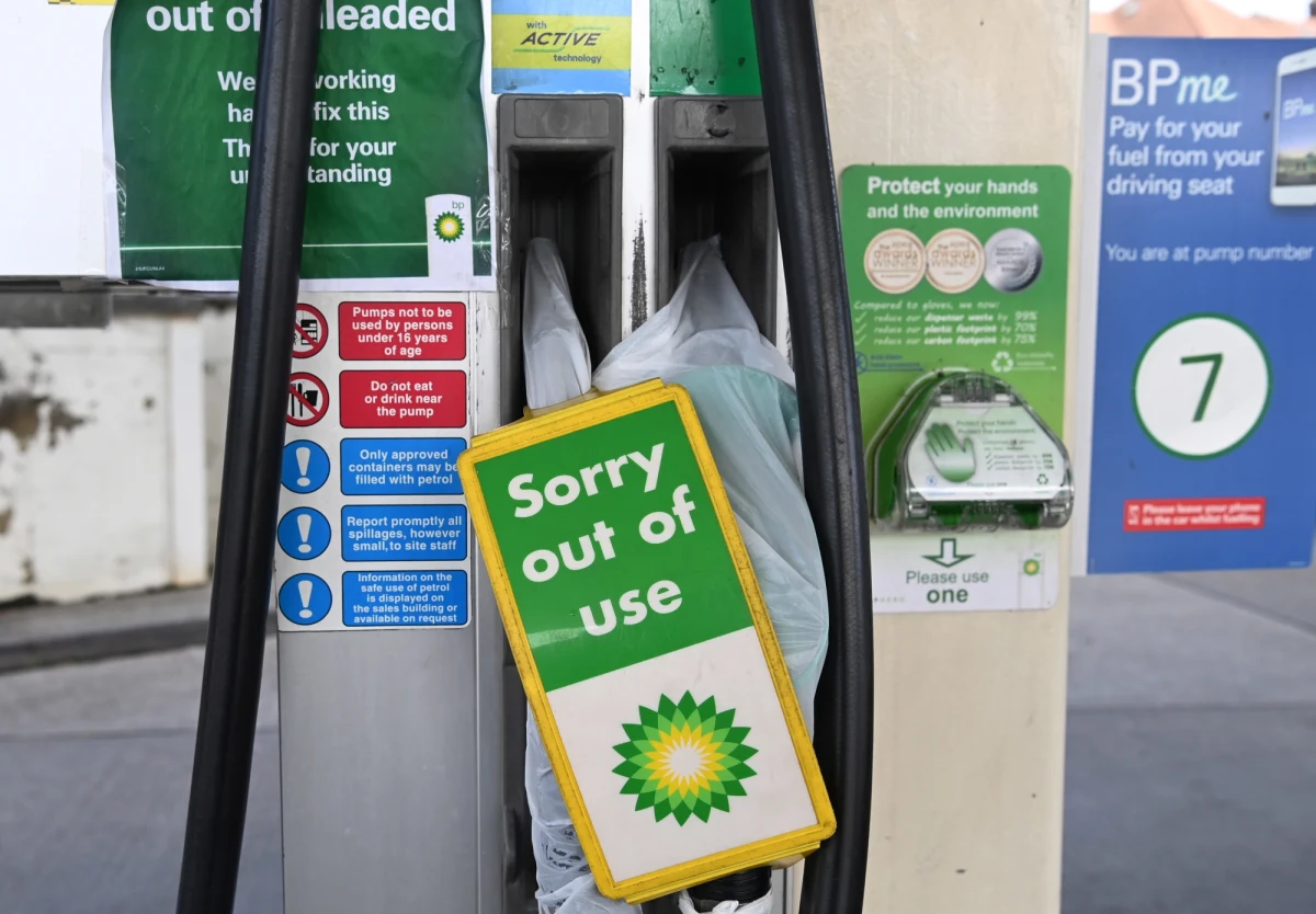 Tylko 27 kierowców z krajów Unii Europejskiej zaaplikowało dotychczas o tymczasową wizę pracowniczą w Wielkiej Brytanii, by rozwozić paliwo - taką informacje podaje dziennik "The Times". Kraj ten ma problemy z zaopatrzeniem stacji benzynowych już od 10 dniu. 