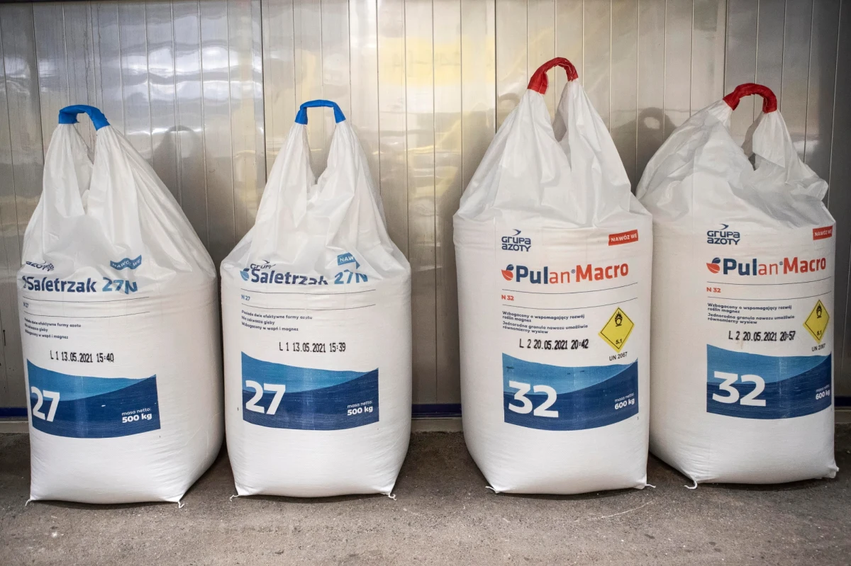 Nawozów albo brakuje, albo są horrendalnie drogie, w konsekwencji ceny żywności będą jeszcze wyższe i zapłacą za to wszyscy Polacy - podkreślali we wtorek politycy PSL. Domagają się oni od ministra rolnictwa Grzegorza Pudy informacji, co zamierza zrobić w związku z kryzysem na rynku nawozów.