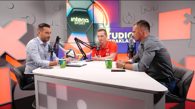 W dziesiątym odcinku programu "Studio Ekstraklasa" gośćmi Sebastiana Staszewskiego byli Igor Woźniak (reprezentacja Polski ampfutbolu) i Sławomir Peszko (Wieczysta Kraków). Za pośrednictwem wideorozmowy w studiu Interii Sport gościli także Duszan Kuciak (Lechia Gdańsk) oraz ekspert sędziowski Łukasz Rogowski. W każdym odcinku eksperci podsumowują najciekawsze wydarzenia kolejki PKO Bank Polski Ekstraklasy. Oglądaj w każdy poniedziałek o 20:00 NA ŻYWO w Interii! Partnerem projektu jest PKO Bank Polski.

