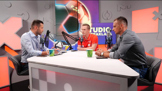 W dziesiątym odcinku programu "Studio Ekstraklasa" gośćmi Sebastiana Staszewskiego byli Igor Woźniak (reprezentacja Polski ampfutbolu) i Sławomir Peszko (Wieczysta Kraków). Za pośrednictwem wideorozmowy w studiu Interii Sport gościli także Duszan Kuciak (Lechia Gdańsk) oraz ekspert sędziowski Łukasz Rogowski. W każdym odcinku eksperci podsumowują najciekawsze wydarzenia kolejki PKO Bank Polski Ekstraklasy. Oglądaj w każdy poniedziałek o 20:00 NA ŻYWO w Interii! Partnerem projektu jest PKO Bank Polski.
