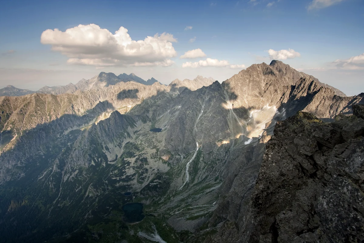 Uwaga, silny halny wieje w Tatrach - osiągający w porywach prędkość 115 km/h. TOPR ostrzega, że mocny wiatr może utrudniać poruszanie się, zwłaszcza powyżej górnej granicy lasu.