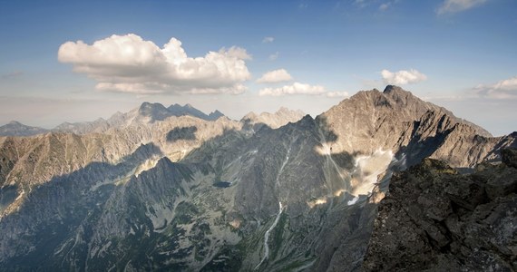 Uwaga, silny halny wieje w Tatrach - osiągający w porywach prędkość 115 km/h. TOPR ostrzega, że mocny wiatr może utrudniać poruszanie się, zwłaszcza powyżej górnej granicy lasu.