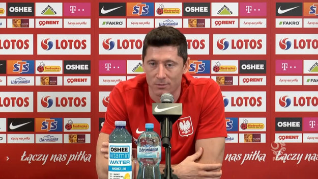 Czy Paulo Sousa jest często w Polsce czy nie? Nie wiem tego i nie wiem, czy ogląda mecze Ekstraklasy. Nie mi to oceniać. Nawet za bardzo nie wiem, że w kraju trwa dyskusja na ten temat. Myślę jednak, że selekcjoner na tyle dobrze zna Ekstraklasę i ją analizuje, że wie czy się pojawić na danym spotkaniu czy nie - powiedział na konferencji prasowej kapitan reprezentacji Polski Robert Lewandowski. Snajper w ciepłych słowach wypowiedział się też na temat Kacpra Kozłowskiego, 17-latka z Pogoni Szczecin.