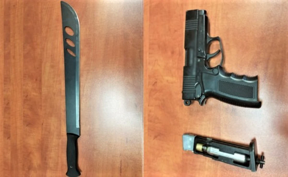 Policjanci z Grybowa w Małopolsce zatrzymali nietrzeźwego kierowcę, który spowodował kolizję, a następnie groził poszkodowanym maczetą. Jak się okazało, mężczyzna miał więcej przewinień na swoim koncie.