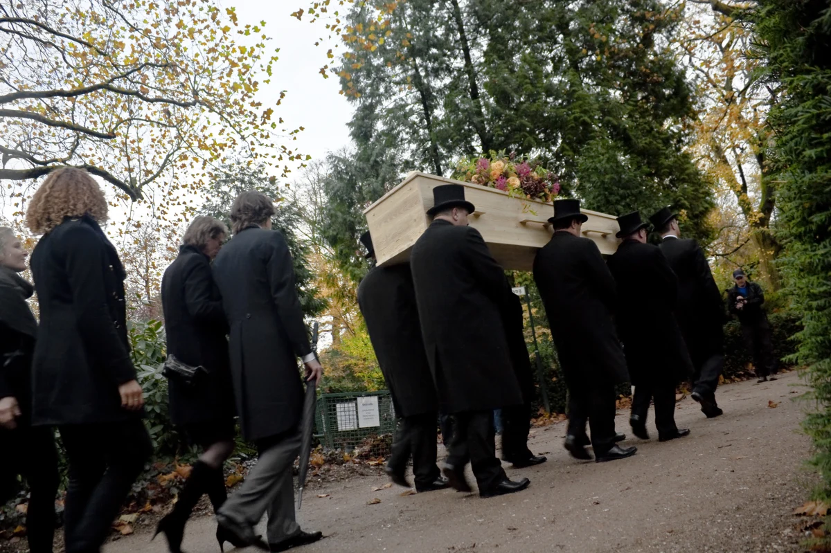 Ponad połowa Holendrów ma nadwagę, a 15 procent z nich jest otyłych. Coraz częściej firmy pogrzebowe narzekają, że potrzebują szerszych trumien – informuje dziennik „NRC”.