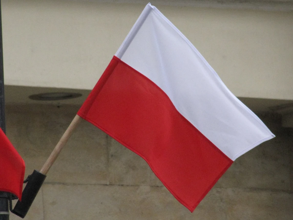Uporządkowanie stanu prawnego dotyczącego wykorzystywania symboli państwowych - flagi i godła RP, a także modyfikację tekstu hymnu Polski - zakłada przygotowany przez MKDNiS projekt ustawy, który we wtorek opublikowano na stronach Rządowego Centrum Legislacji.