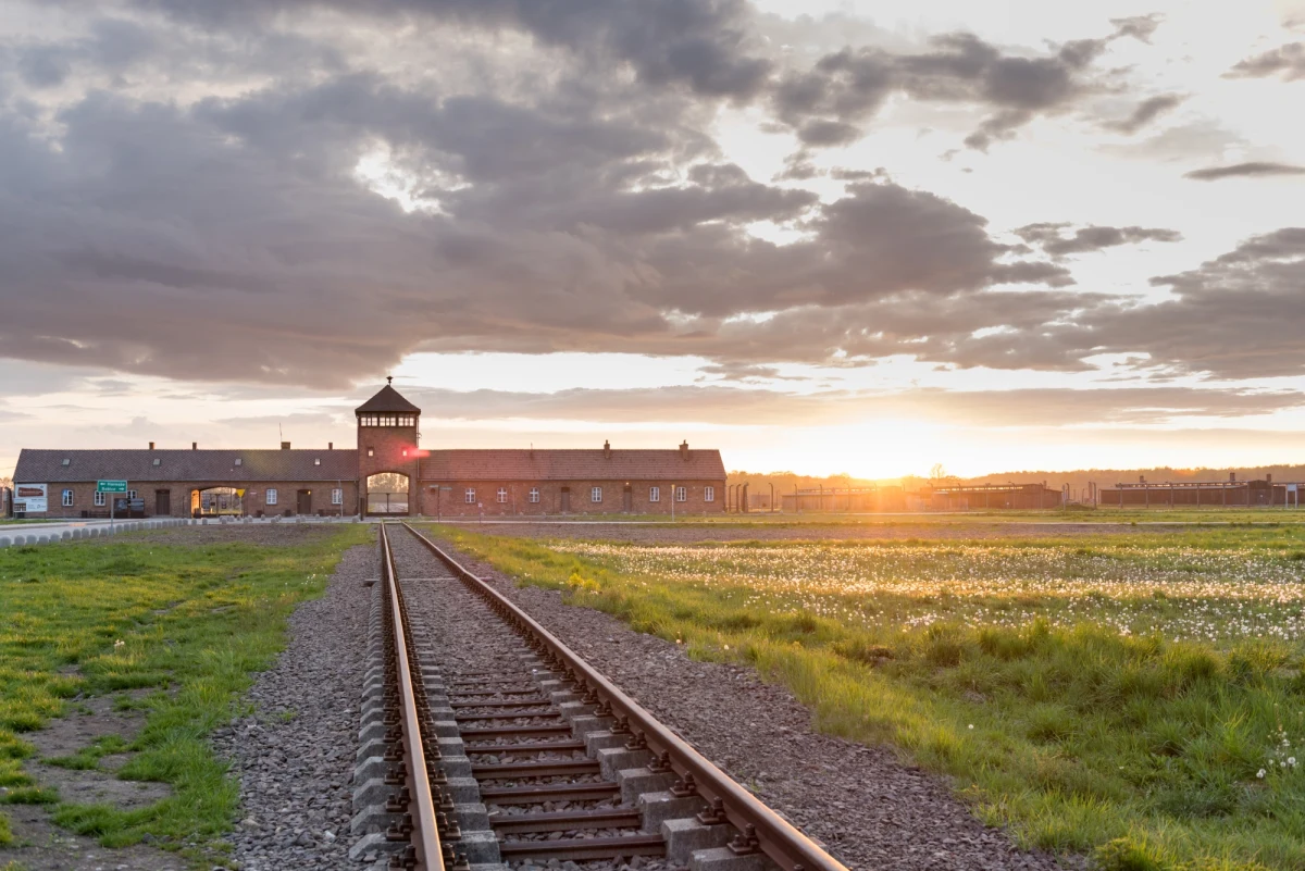 Wykonane sprayem napisy w językach angielskim i niemieckim, w części mające charakter antysemicki, odkryto we wtorek na dziewięciu barakach byłego niemieckiego obozu Auschwitz II-Birkenau. Sprawę bada policja – zakomunikowało we wtorek Muzeum Auschwitz.