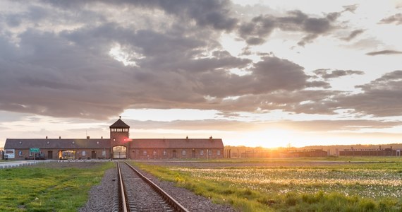 Wykonane sprayem napisy w językach angielskim i niemieckim, w części mające charakter antysemicki, odkryto we wtorek na dziewięciu barakach byłego niemieckiego obozu Auschwitz II-Birkenau. Sprawę bada policja – zakomunikowało we wtorek Muzeum Auschwitz.