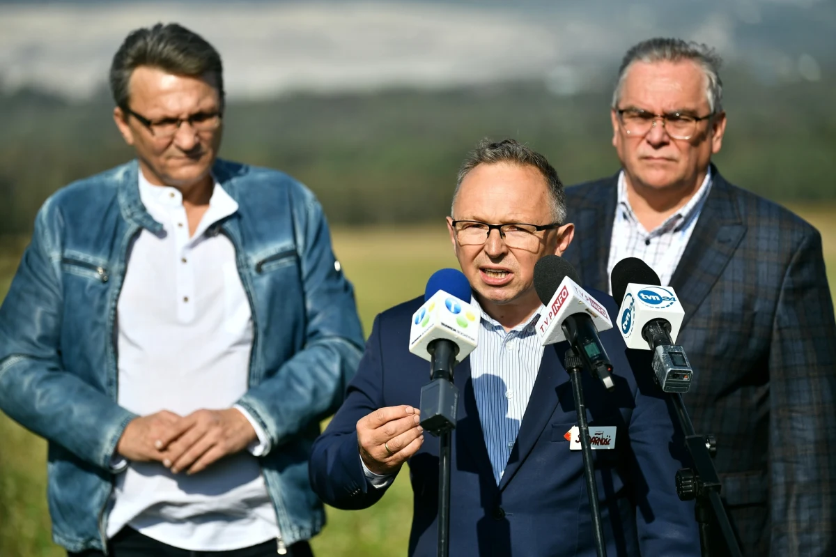 „Oczekujemy od rządu podjęcia rozmów ze stroną społeczną w sprawie dalszego funkcjonowania kopalni i elektrowni Turów oraz jak najszybszego rozwiązania konfliktu ze stroną czeską” - apelowali dziś związkowcy branży energetycznej. Zwracali uwagę, że w tej sprawie powinni liczyć się przede wszystkim ludzie.