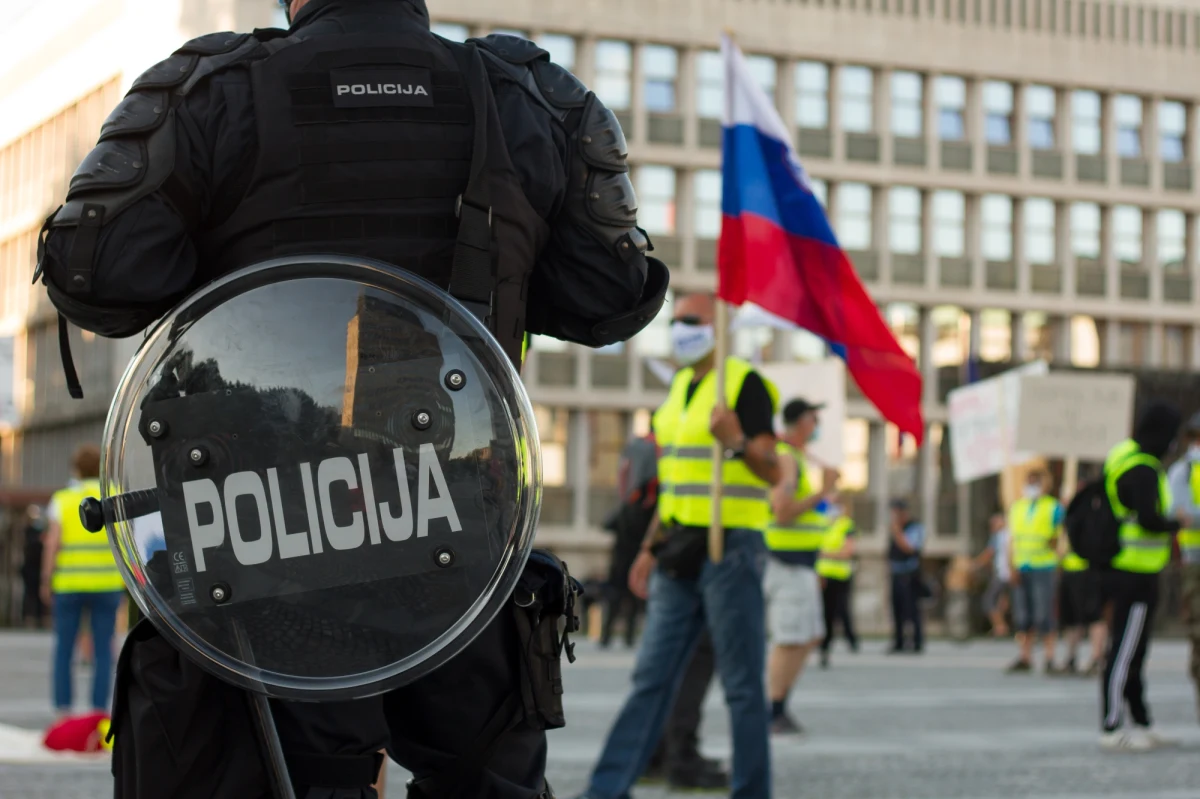 Tysiące osób protestowało w stolicy Słowenii, Lublanie, przeciwko restrykcjom pandemicznym i polityce zdrowotnej rządu. Jak podała słoweńska agencja STA, policja użyła przeciwko demonstrantom gazu łzawiącego i armatek wodnych.