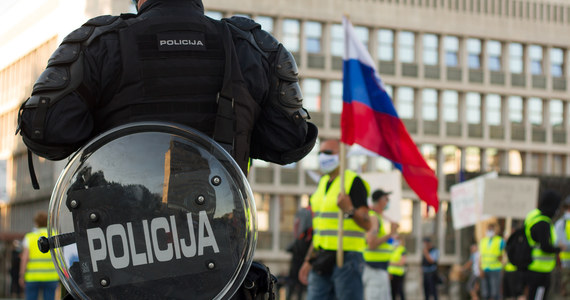 Tysiące osób protestowało w stolicy Słowenii, Lublanie, przeciwko restrykcjom pandemicznym i polityce zdrowotnej rządu. Jak podała słoweńska agencja STA, policja użyła przeciwko demonstrantom gazu łzawiącego i armatek wodnych.