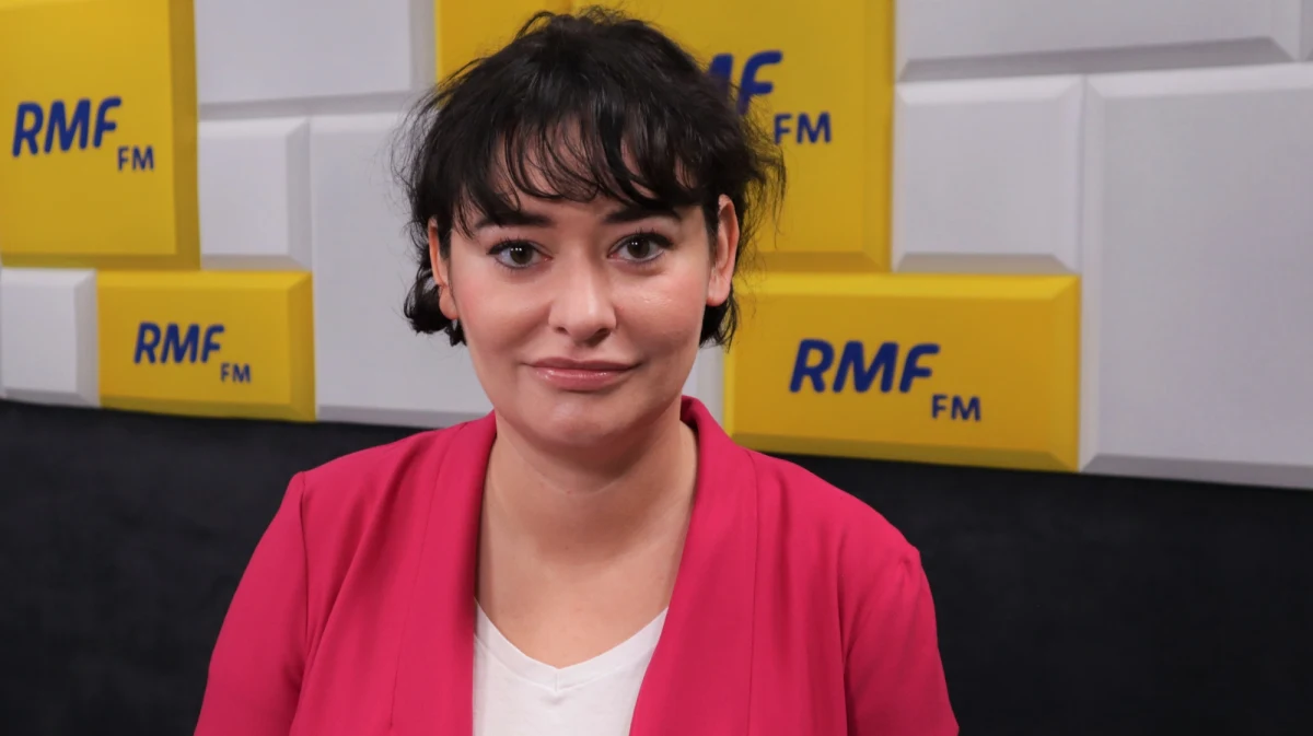 "Nie mamy w tej chwili możliwości, żeby pomóc osobom, którym rzeczywiście należy się status uchodźców. Ośrodki w Dębaku i w Lesznowoli są naprawdę w fatalnym stanie" – powiedziała w Porannej rozmowie w RMF FM Anna Maria Żukowska. "Nie mamy też programów, które umożliwiałyby integrację tych osób później ze społeczeństwem polskim" – dodała posłanka Lewicy. 