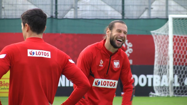 Reprezentacja Polski przeprowadziła przed południem trening na bocznym boisku Legii Warszawa. W zajęciach nie wziął udziału kontuzjowany Damian Szymański. Na treningu nie brakowało uśmiechów naszych kadrowiczów. W najlepszym humorze wydawali się być Grzegorz Krychowiak i Krzysztof Piątek. 