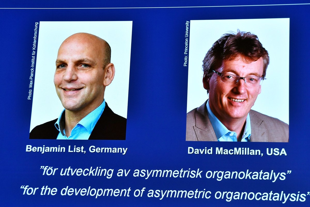 Benjamin List i David MacMillan zostali tegorocznymi laureatami Nagrody Nobla w dziedzinie chemii za rozwój nowego rodzaju katalizy - tak zwanej asymetrycznej katalizy organicznej. 