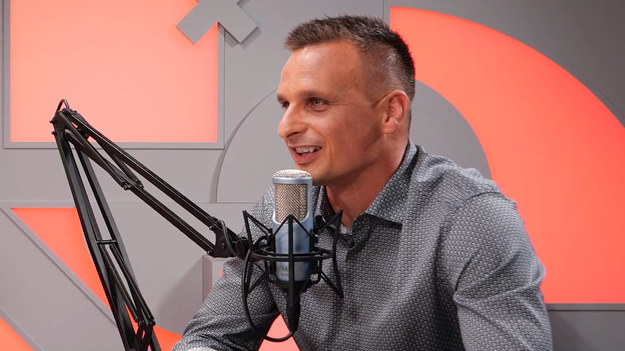 W dziesiątym odcinku programu "Studio Ekstraklasa" gośćmi Sebastiana Staszewskiego byli Igor Woźniak (reprezentacja Polski ampfutbolu) i Sławomir Peszko (Wieczysta Kraków). Za pośrednictwem wideorozmowy w studiu Interii Sport gościli także Duszan Kuciak (Lechia Gdańsk) oraz ekspert sędziowski Łukasz Rogowski. W każdym odcinku eksperci podsumowują najciekawsze wydarzenia kolejki PKO Bank Polski Ekstraklasy. Oglądaj w każdy poniedziałek o 20:00 NA ŻYWO w Interii! Partnerem projektu jest PKO Bank Polski.
