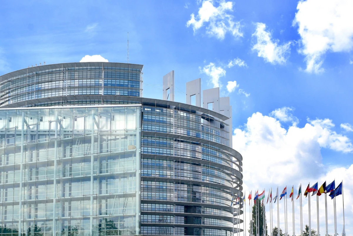 Ogromna większość Parlamentu Europejskiego wsparła Komisję Europejską, która uzależnia akceptację krajowych Planów Odbudowy od kwestii praworządności. W Parlamencie Europejskim zakończyła się debata w sprawie Planów Odbudowy Polski i Węgier, które wciąż jeszcze nie zostały zaakceptowane przez Komisję Europejską.