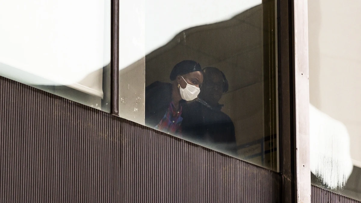 W USA liczba zgonów na Covid-19 w 2021 roku może przewyższyć tę z roku poprzedniego - prognozuje nowojorskie radio 1010 WINS powołując się na statystyki Uniwersytetu Johnsa Hopkinsa i Centrów Kontroli i Zapobiegania Chorobom (CDC). W USA epidemia pochłonęła ponad 700 tys. ofiar.